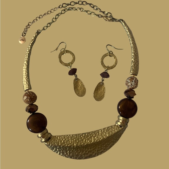 Gold and brown necklace and earrings - Picture 1 of 1